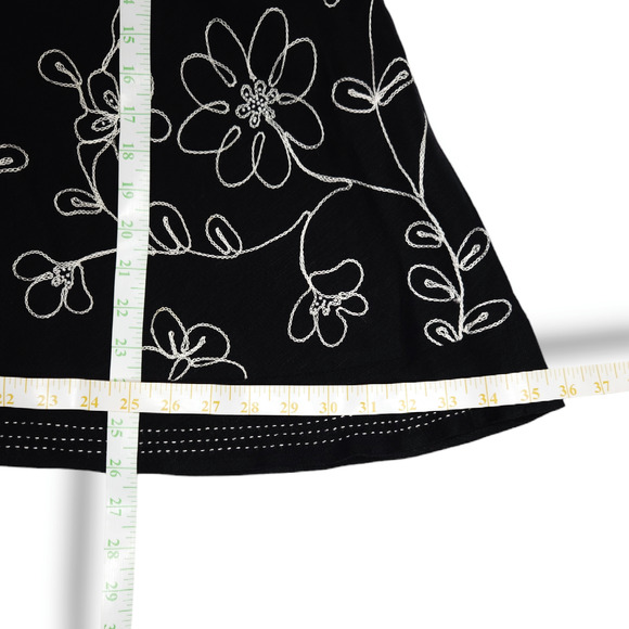 EUC Tweeds Linen Blend Flower Embroidery Lined Flare Skirt Sz. 8 Black White - Picture 8 of 8